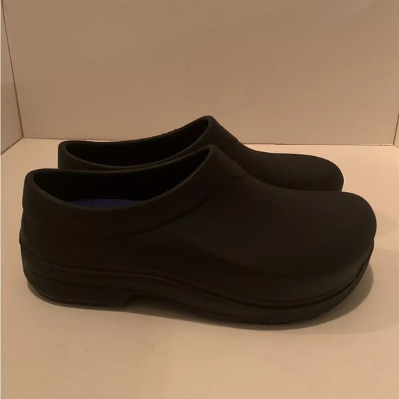 New Unisex Work Shoe For Crews Black Clogs Nonslip Tread Safe M3 W5 - Picture 7 of 7